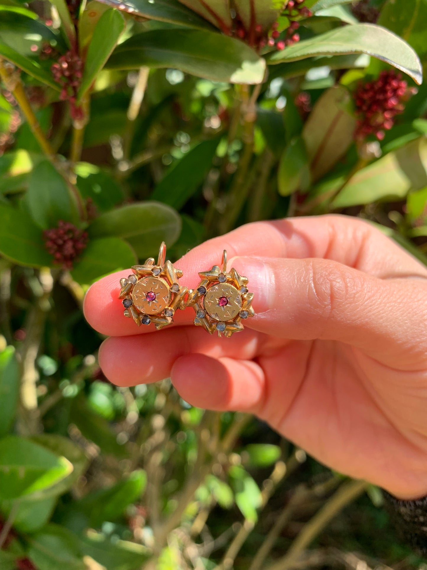 Pendientes colgantes victorianos antiguos de oro amarillo de 18 quilates con rubíes y diamantes de imitación