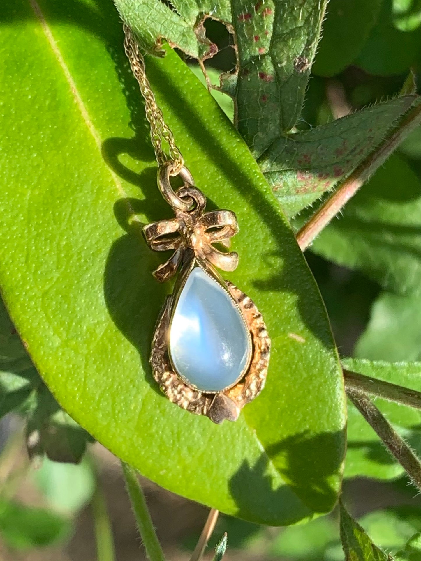 Incredible approx. 2.50ct Teardrop Cabochon Blue Moonstone Crafted in 9ct Gold Ornate Sweetheart Pendant Necklace