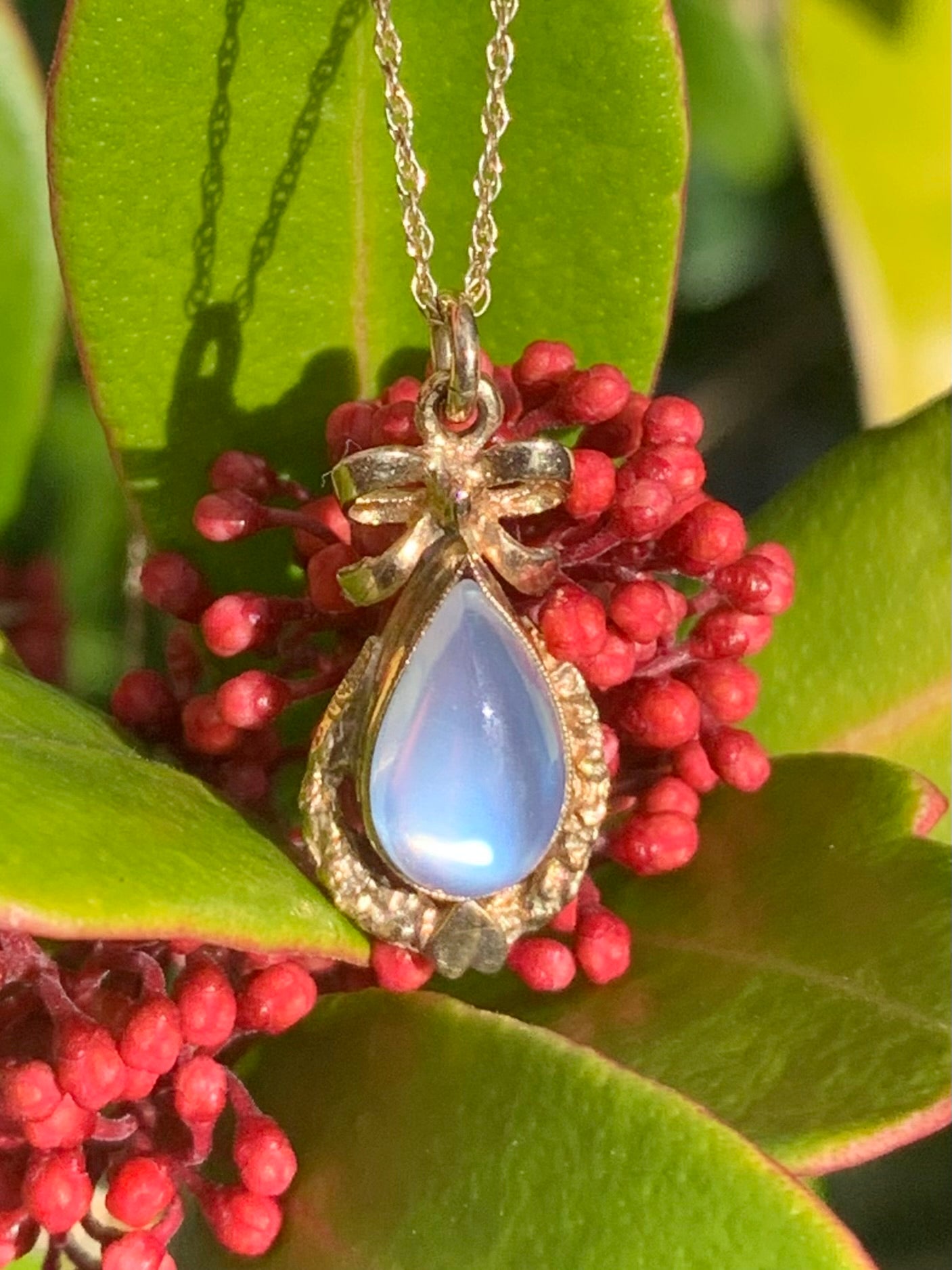 Incredible approx. 2.50ct Teardrop Cabochon Blue Moonstone Crafted in 9ct Gold Ornate Sweetheart Pendant Necklace