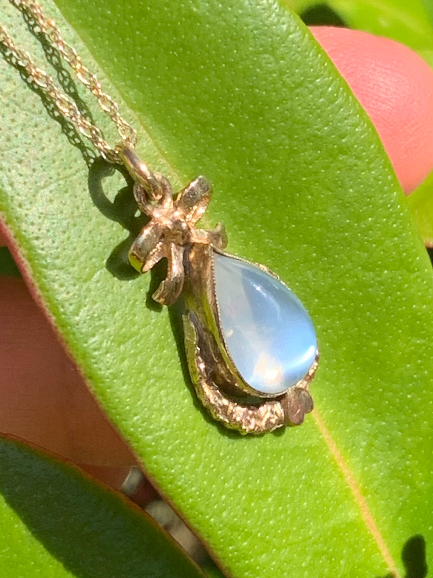 Incredible approx. 2.50ct Teardrop Cabochon Blue Moonstone Crafted in 9ct Gold Ornate Sweetheart Pendant Necklace
