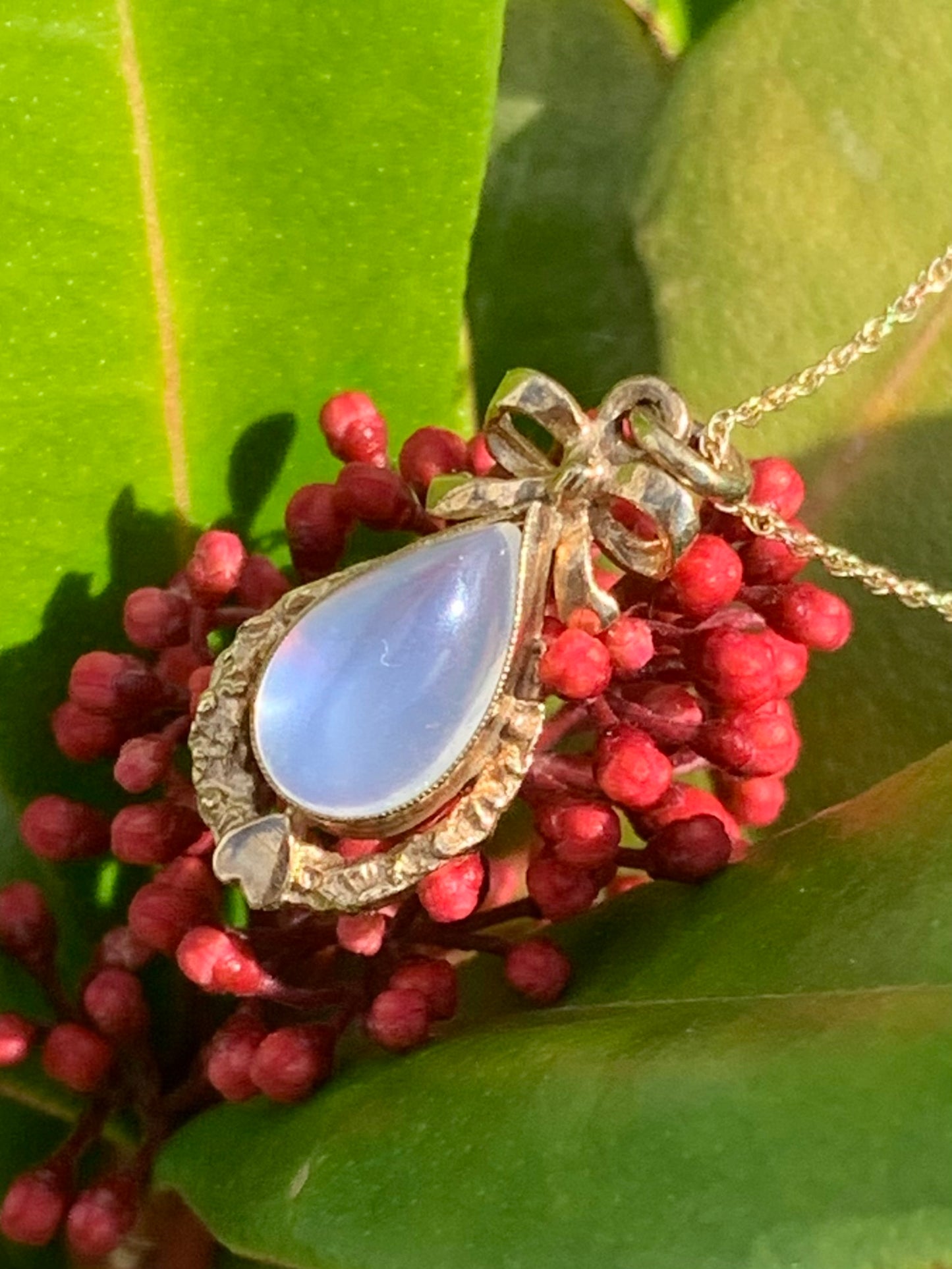 Incredible approx. 2.50ct Teardrop Cabochon Blue Moonstone Crafted in 9ct Gold Ornate Sweetheart Pendant Necklace