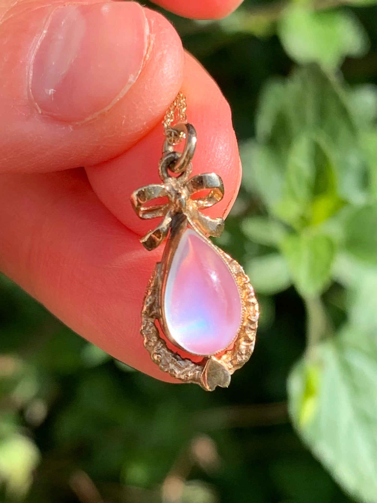 Incredible approx. 2.50ct Teardrop Cabochon Blue Moonstone Crafted in 9ct Gold Ornate Sweetheart Pendant Necklace