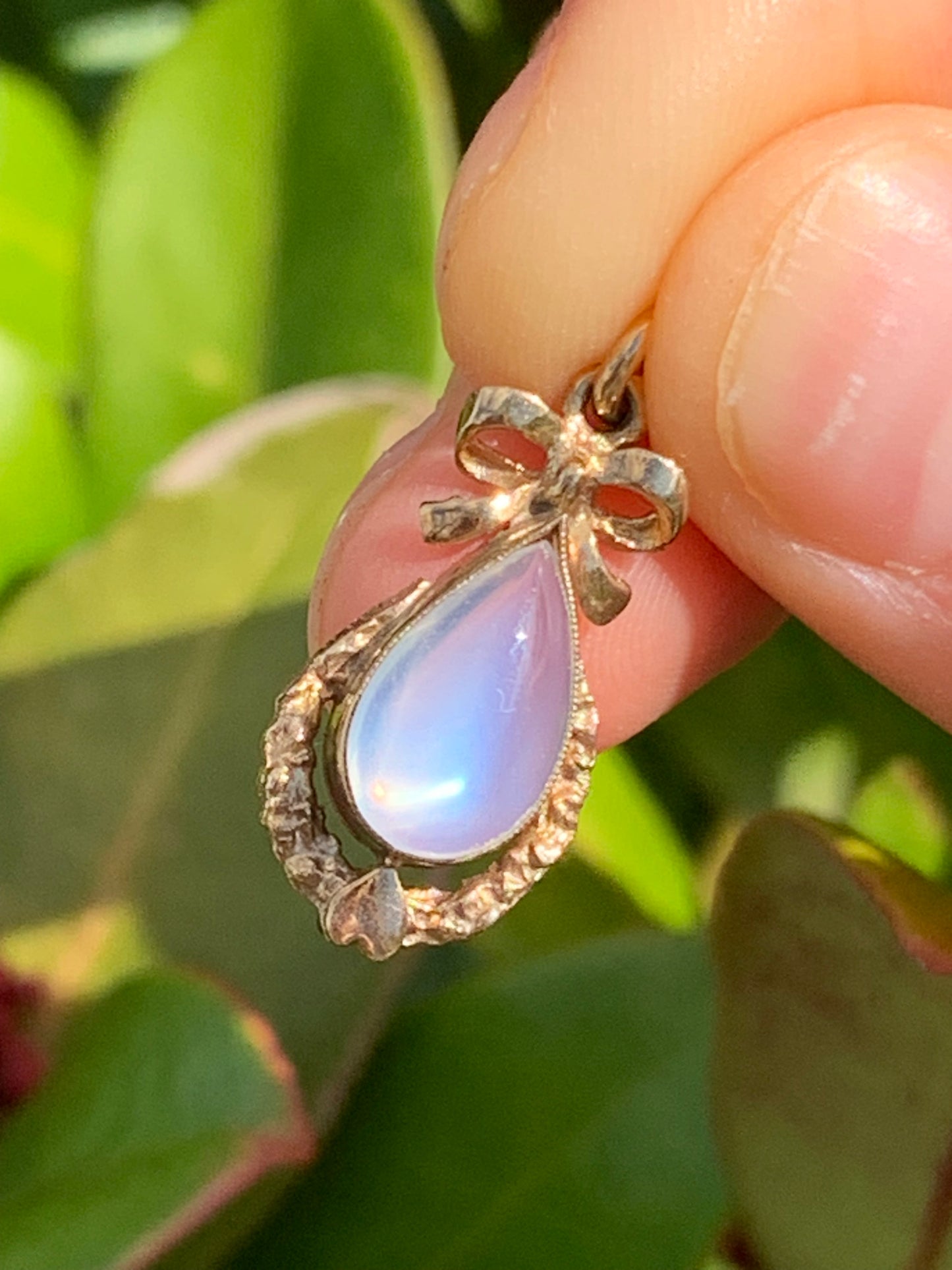 Incredible approx. 2.50ct Teardrop Cabochon Blue Moonstone Crafted in 9ct Gold Ornate Sweetheart Pendant Necklace