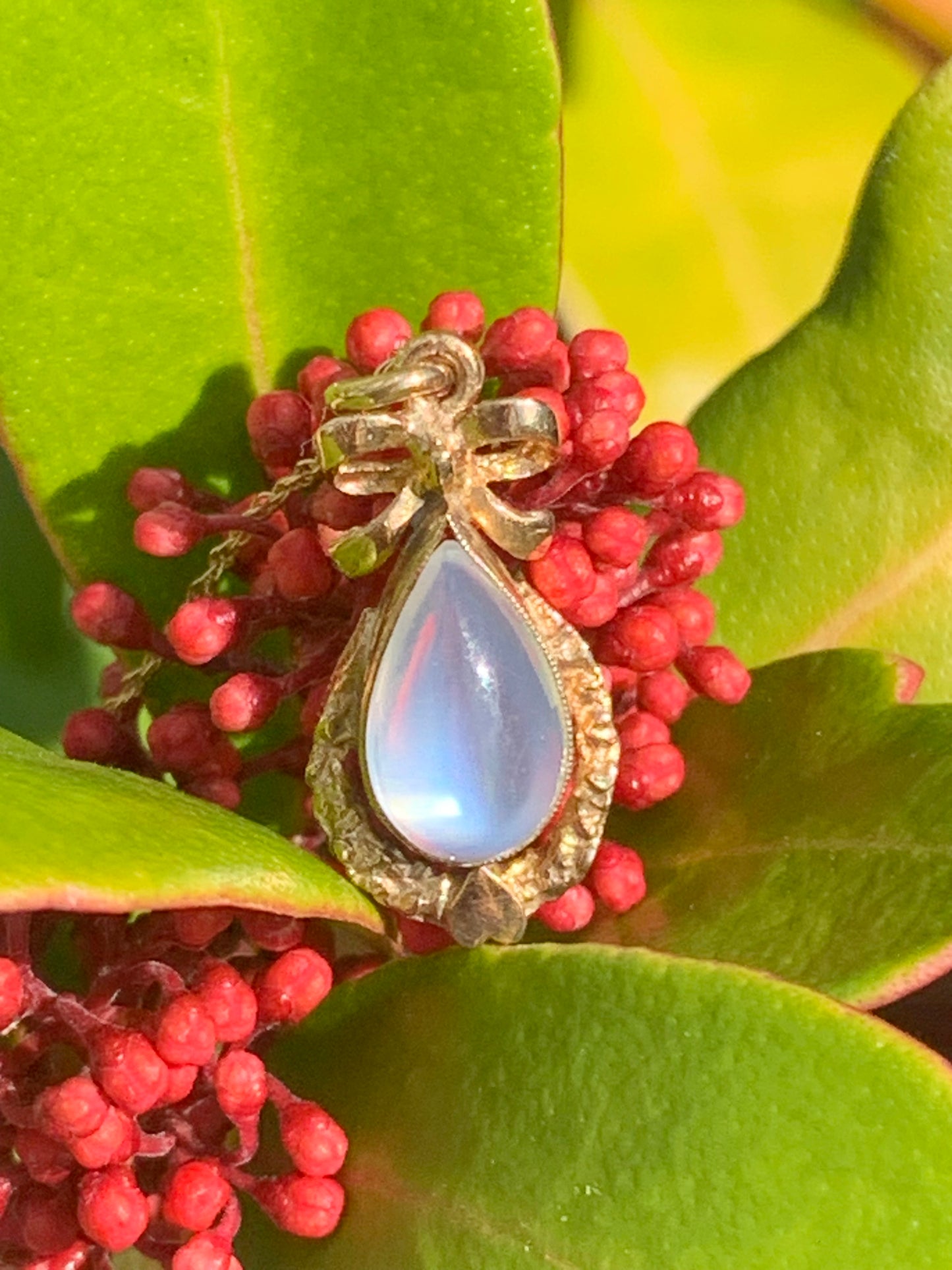 Incredible approx. 2.50ct Teardrop Cabochon Blue Moonstone Crafted in 9ct Gold Ornate Sweetheart Pendant Necklace
