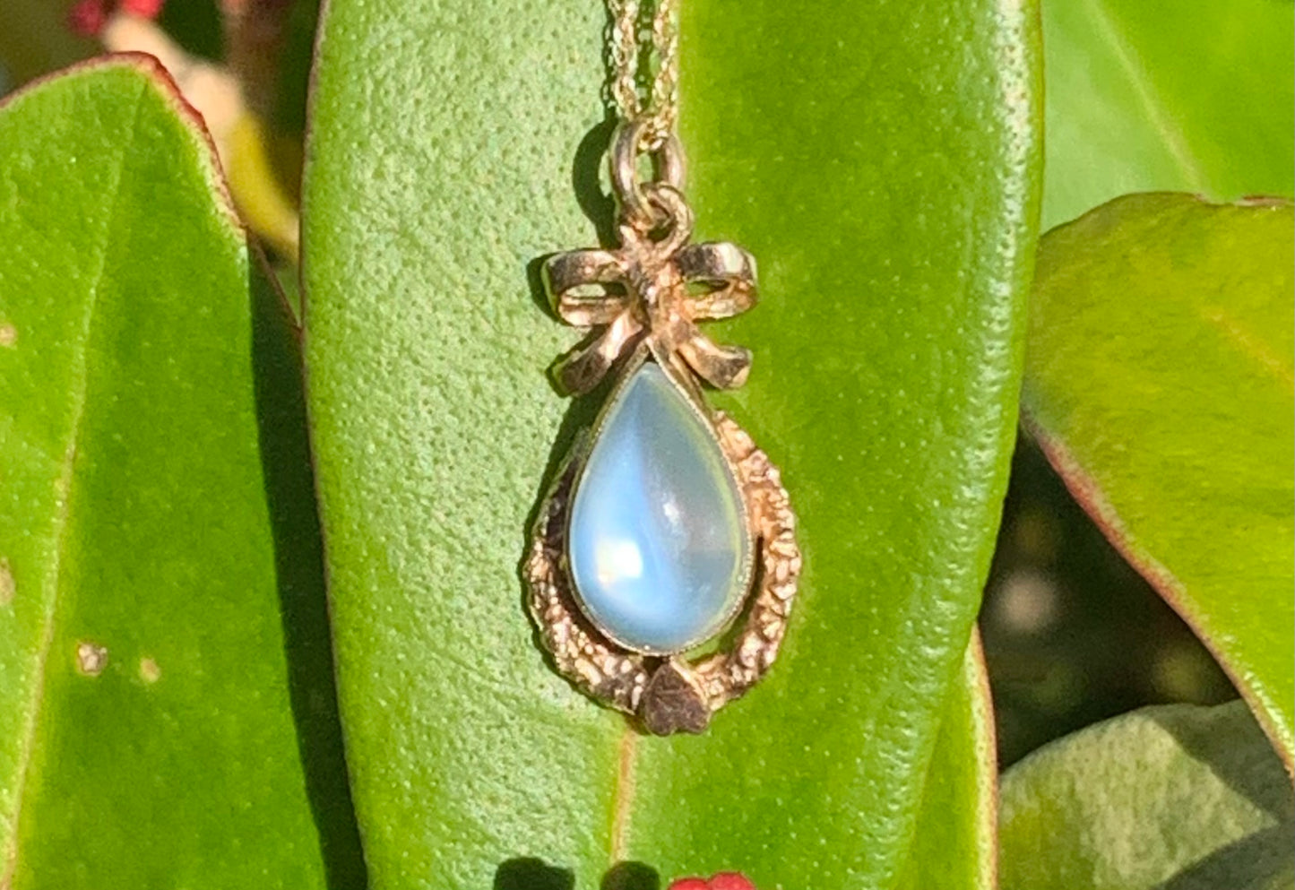 Incredible approx. 2.50ct Teardrop Cabochon Blue Moonstone Crafted in 9ct Gold Ornate Sweetheart Pendant Necklace