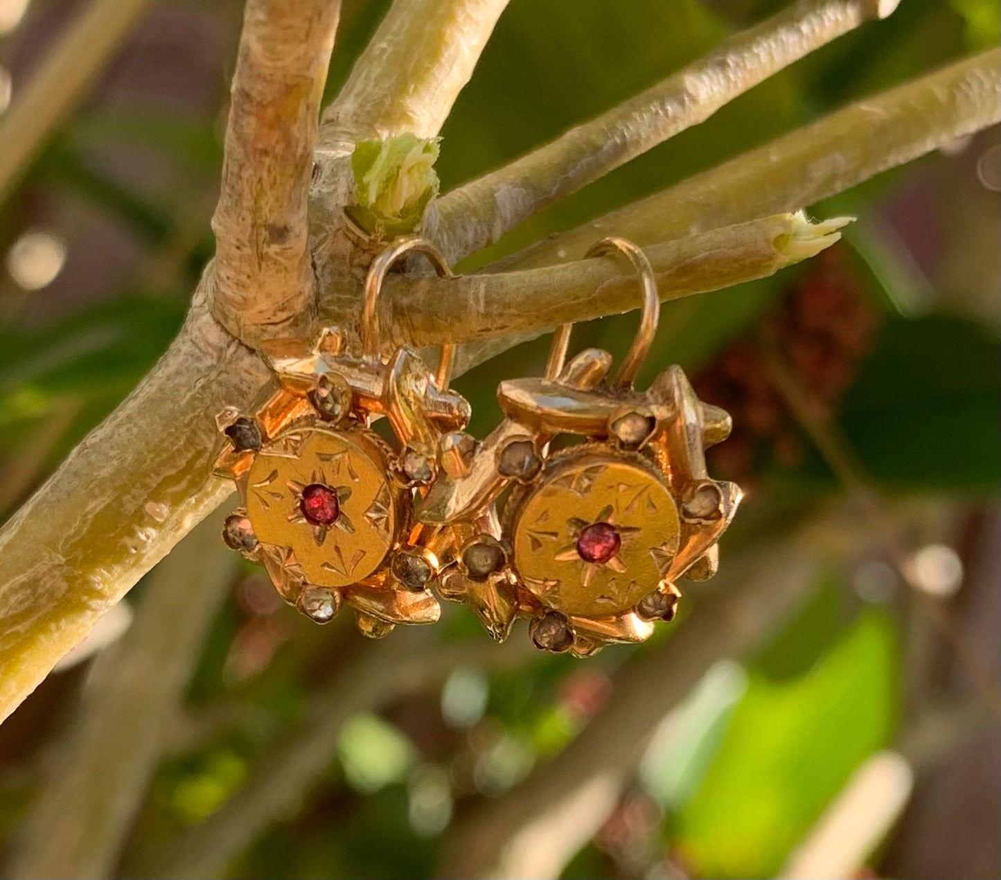 Pendientes colgantes victorianos antiguos de oro amarillo de 18 quilates con rubíes y diamantes de imitación