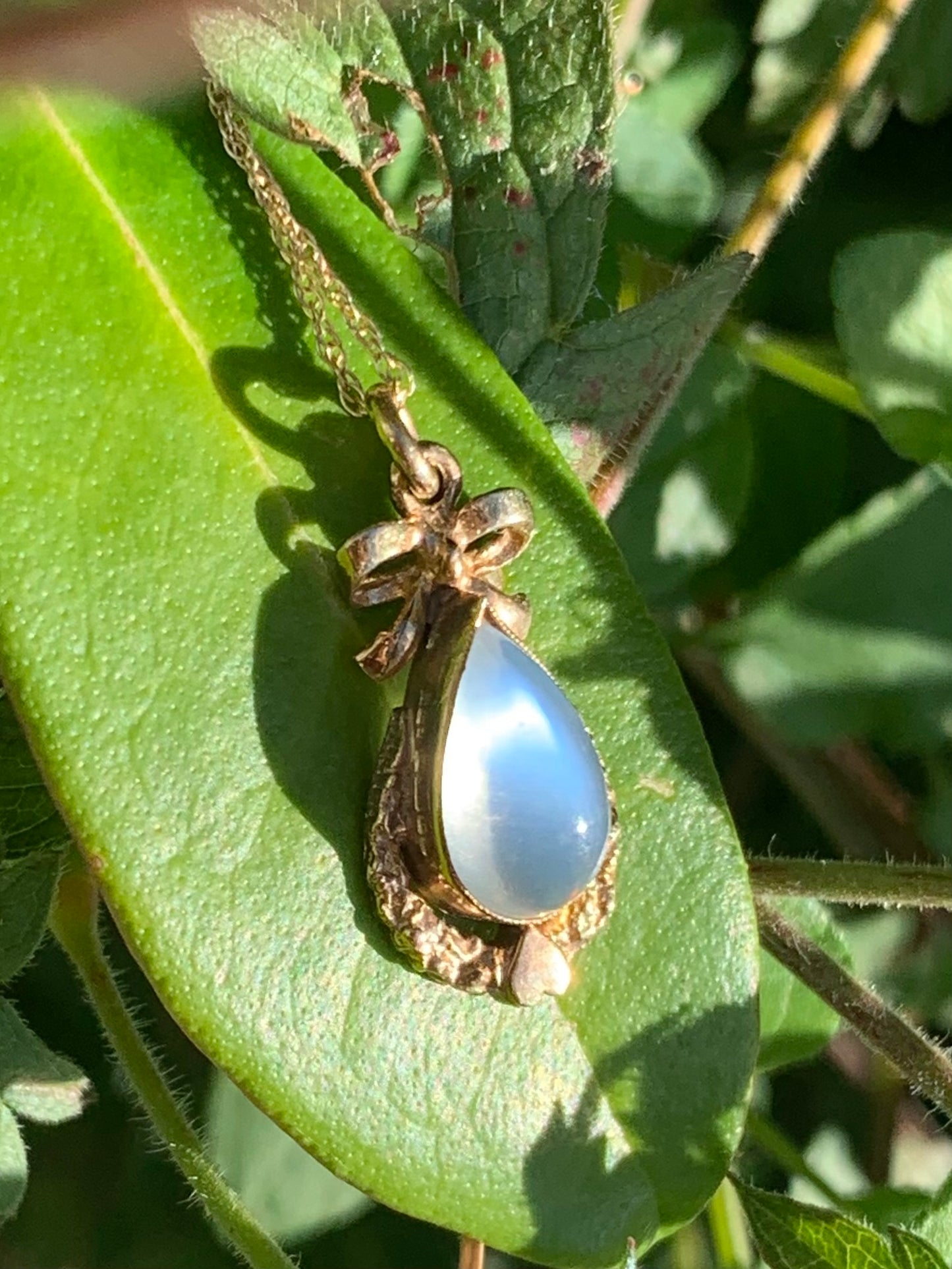Incredible approx. 2.50ct Teardrop Cabochon Blue Moonstone Crafted in 9ct Gold Ornate Sweetheart Pendant Necklace