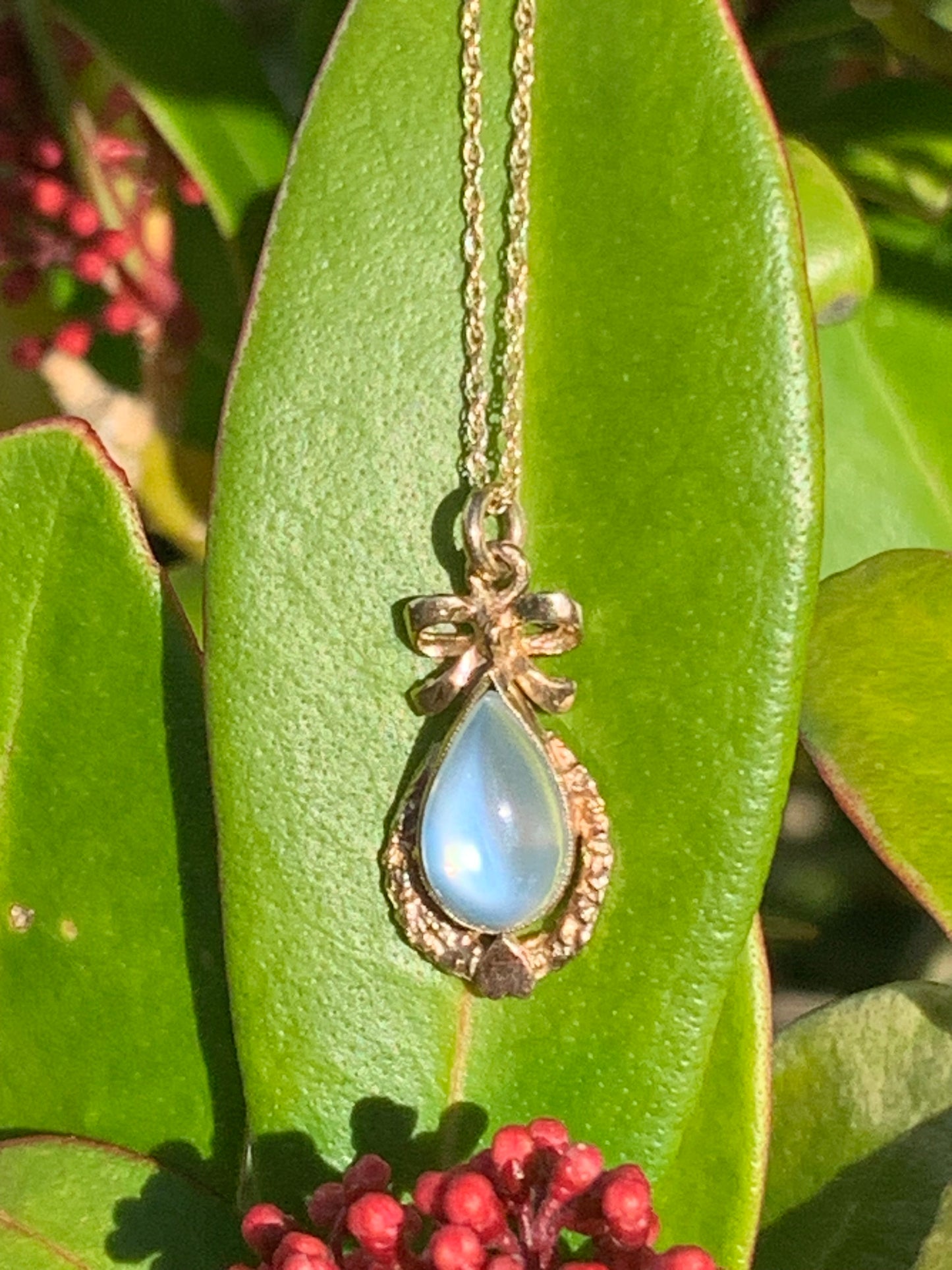 Incredible approx. 2.50ct Teardrop Cabochon Blue Moonstone Crafted in 9ct Gold Ornate Sweetheart Pendant Necklace