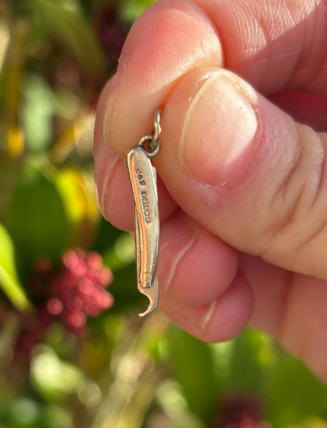 Vintage 9ct gold Cut Throat Razor Charm