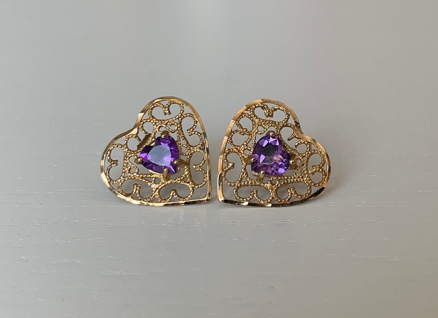 Pendientes vintage de filigrana en forma de corazón de amatista de oro de 9 quilates