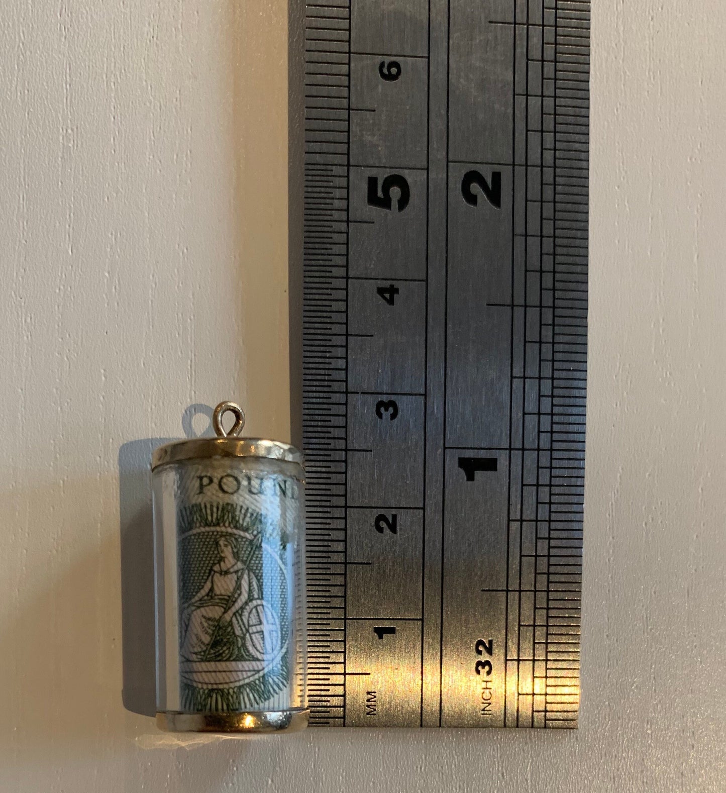 Vintage 9k oro emergencia una libra nota encanto colgante circa 1979, regalo de cumpleaños de aniversario para ella