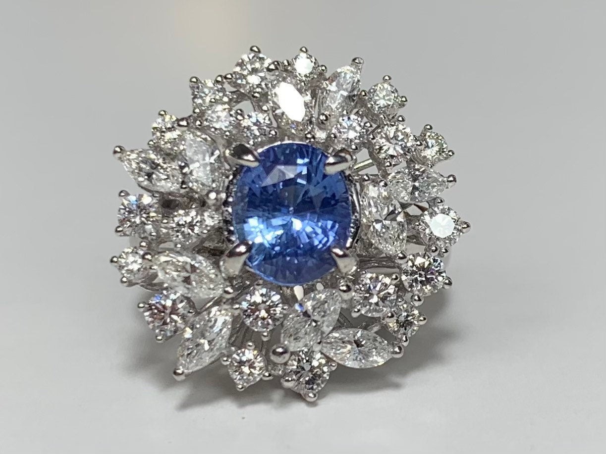 Anillo blanco de 18 quilates con diamantes de 3,00 quilates y zafiro azul de Ceilán de 2,05 quilates sin calentar certificado (9,41 g), en talla Reino Unido N, EE. UU. 6 3/4