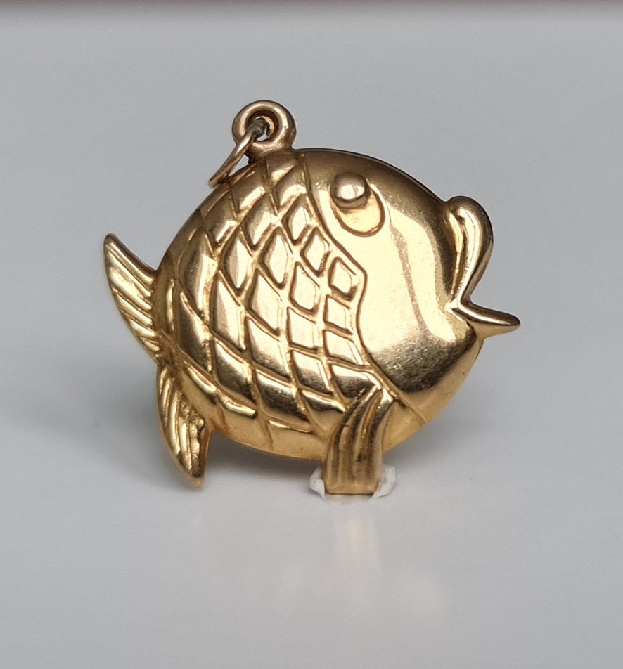 Colgante con dije de pez en oro de 9 quilates