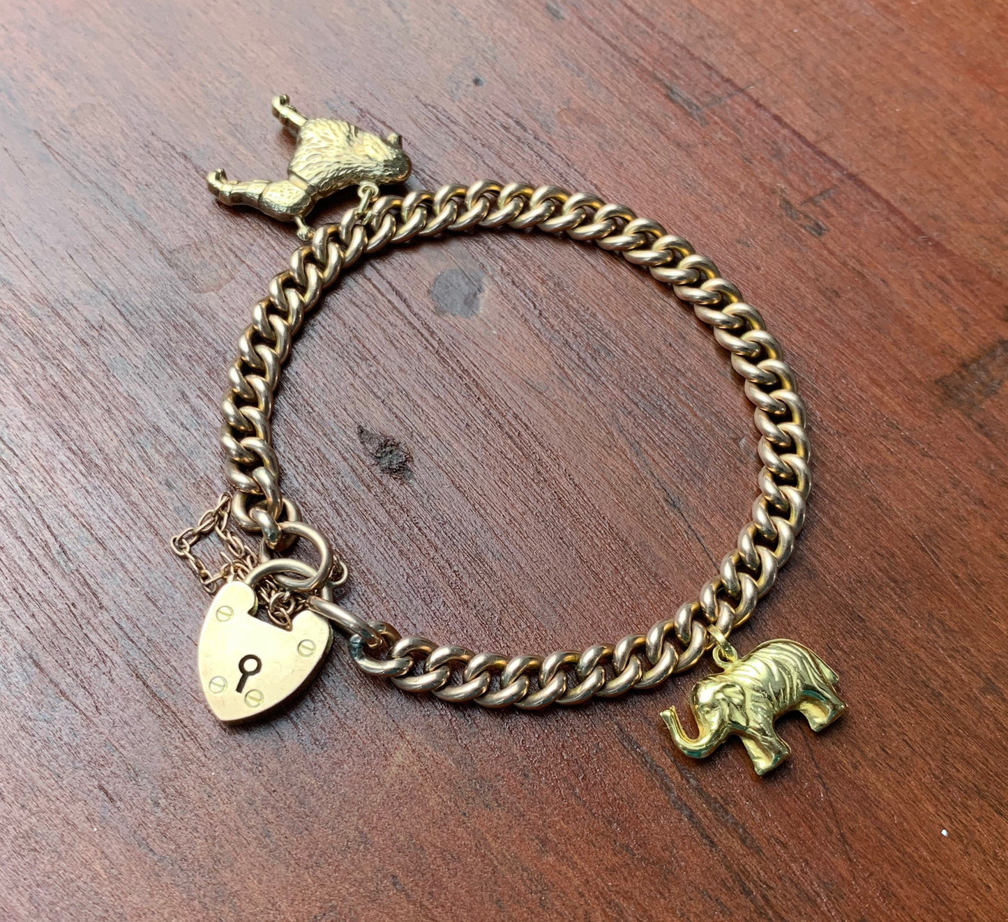 Pulsera victoriana con candado y dijes de oro rosa de 9 qt con dijes de oro de 9 qt en una cadena de bordillo
