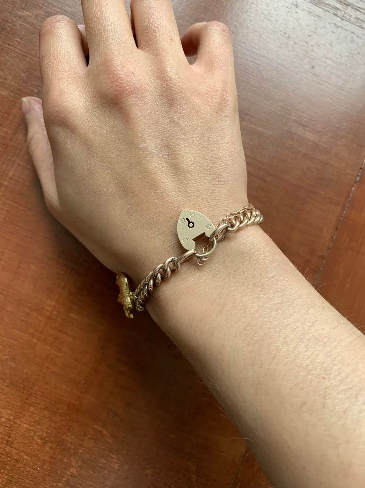 Pulsera victoriana con candado y dijes de oro rosa de 9 qt con dijes de oro de 9 qt en una cadena de bordillo