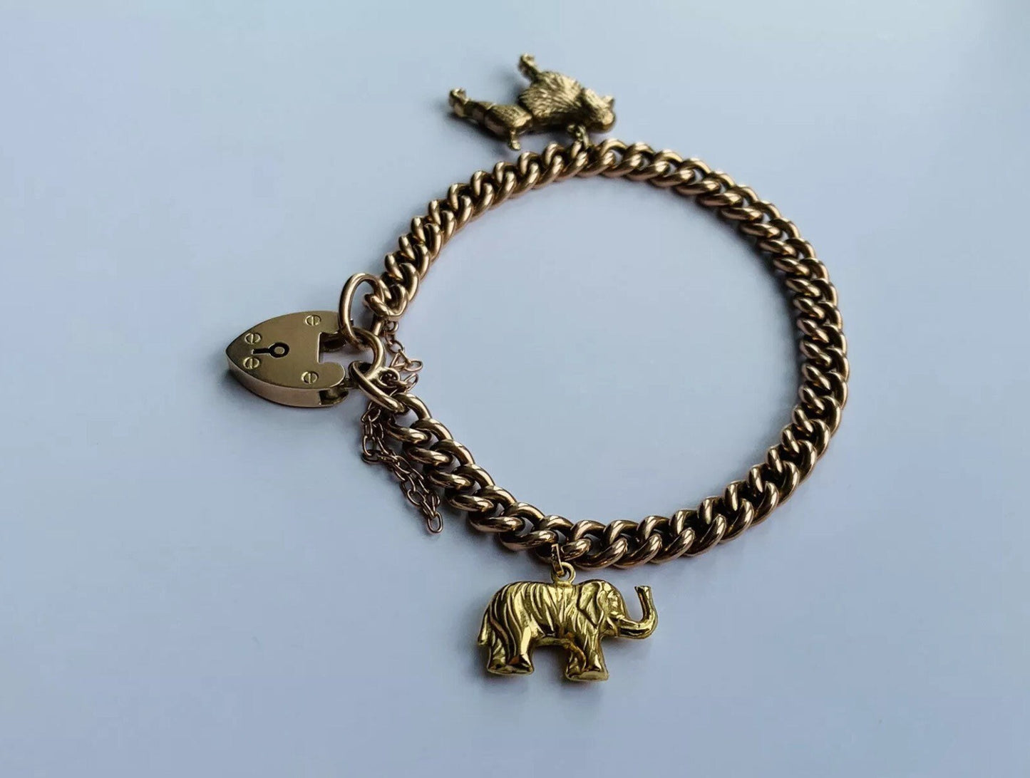 Pulsera victoriana con candado y dijes de oro rosa de 9 qt con dijes de oro de 9 qt en una cadena de bordillo