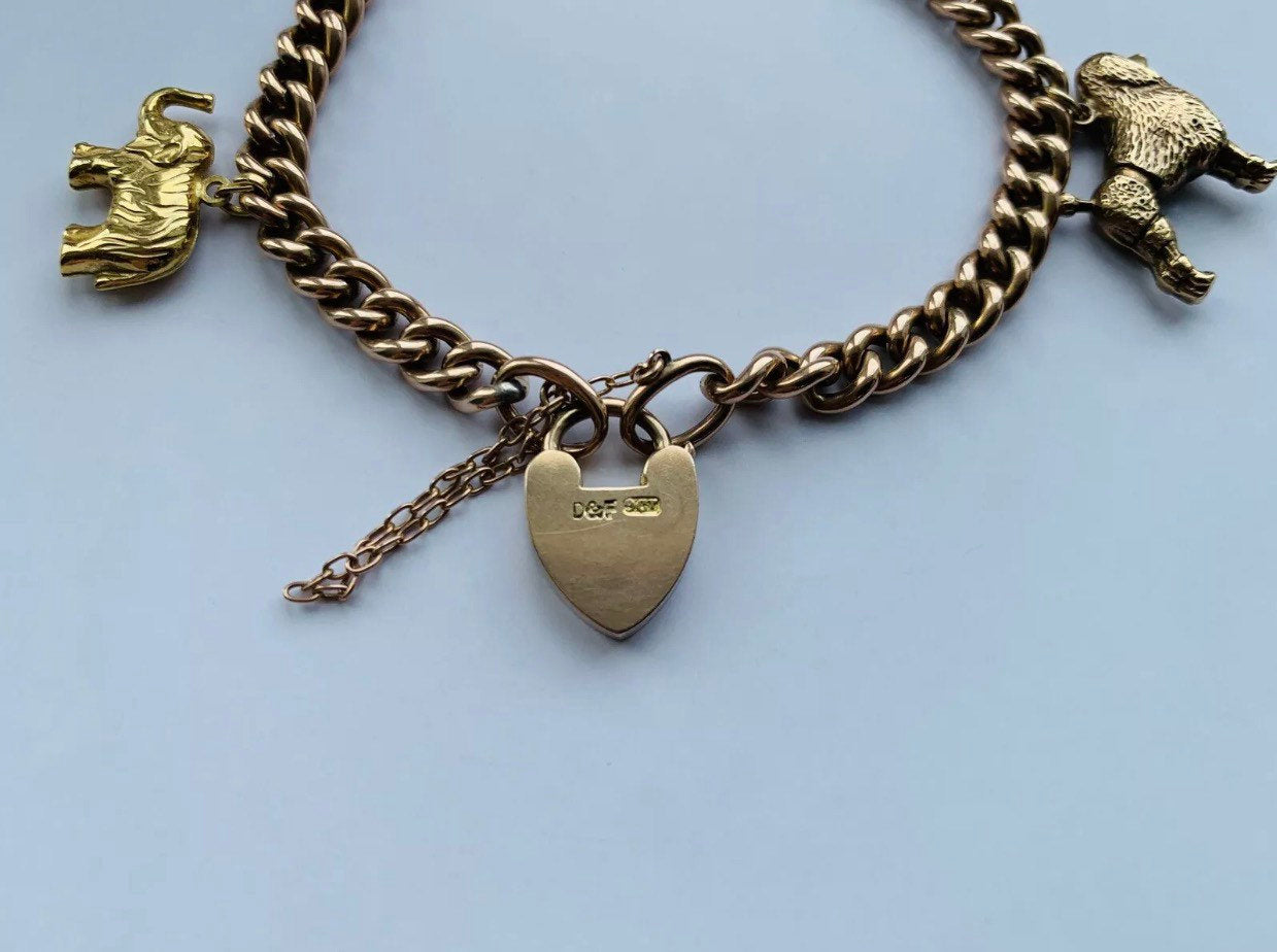 Pulsera victoriana con candado y dijes de oro rosa de 9 qt con dijes de oro de 9 qt en una cadena de bordillo