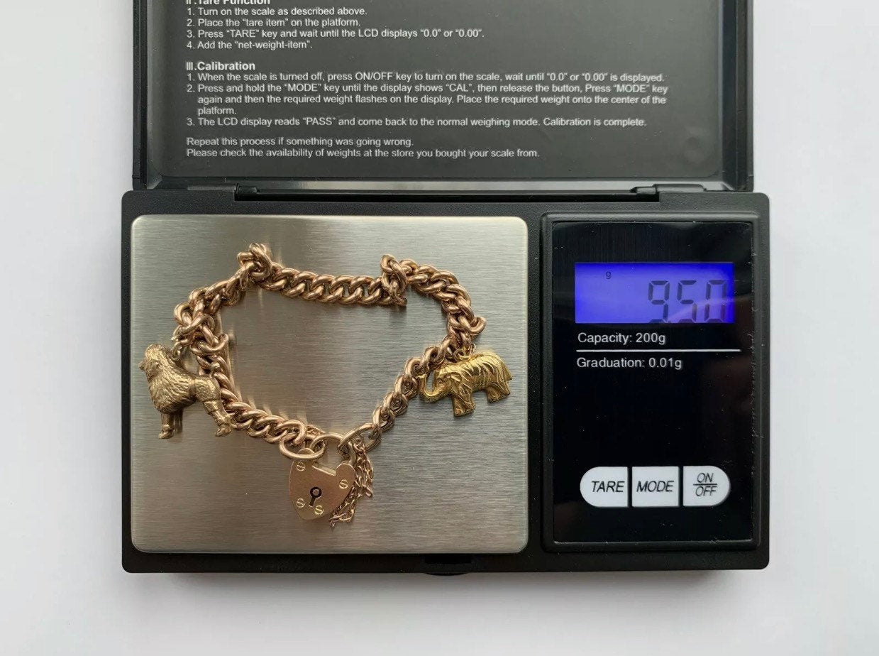 Pulsera victoriana con candado y dijes de oro rosa de 9 qt con dijes de oro de 9 qt en una cadena de bordillo