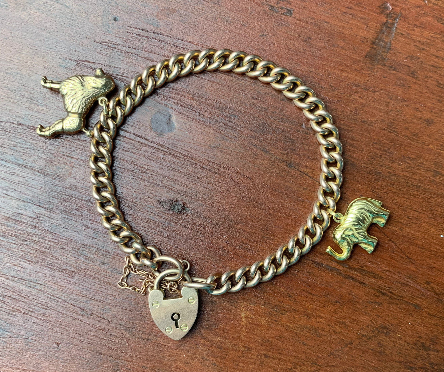 Pulsera victoriana con candado y dijes de oro rosa de 9 qt con dijes de oro de 9 qt en una cadena de bordillo