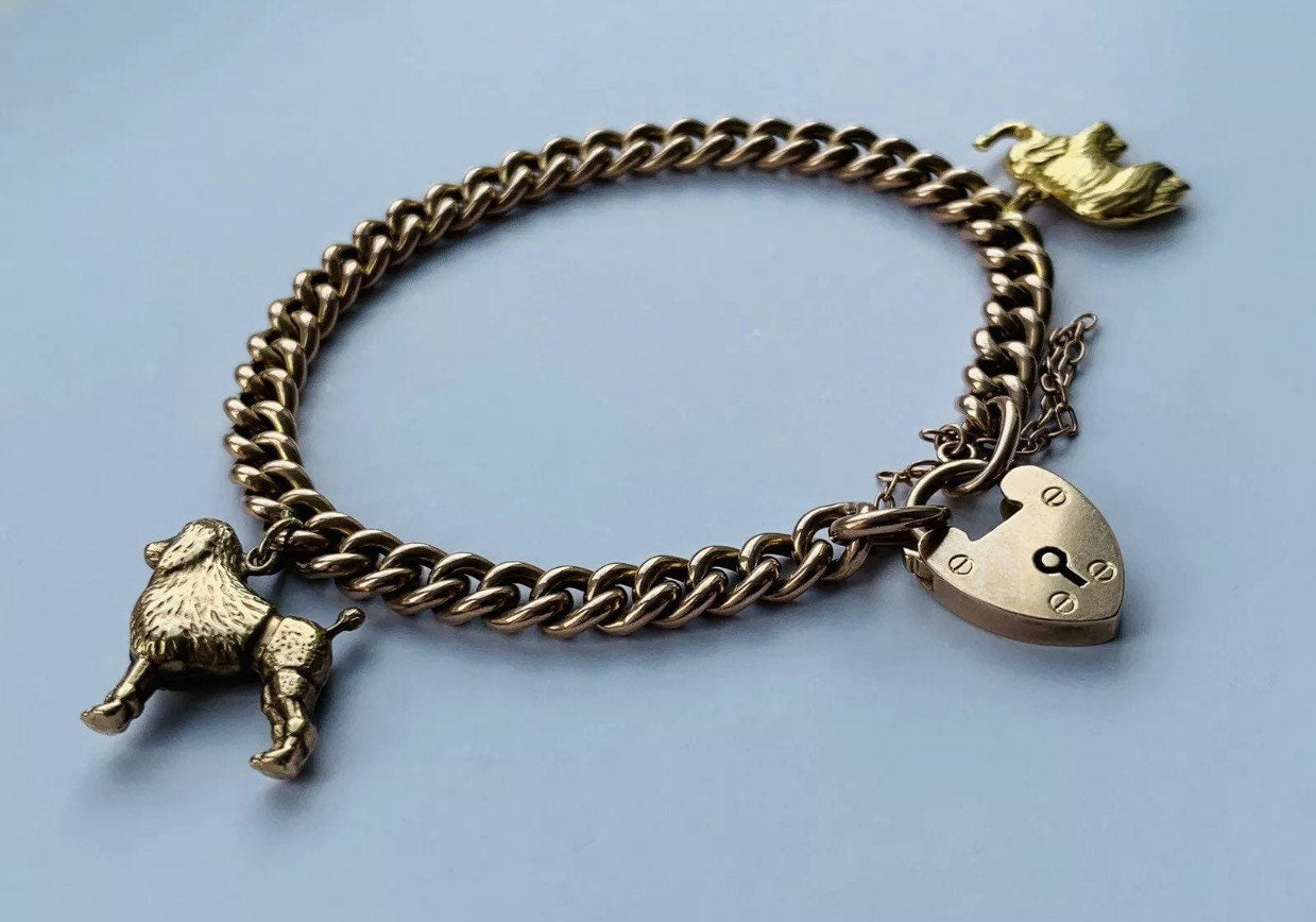 Pulsera victoriana con candado y dijes de oro rosa de 9 qt con dijes de oro de 9 qt en una cadena de bordillo