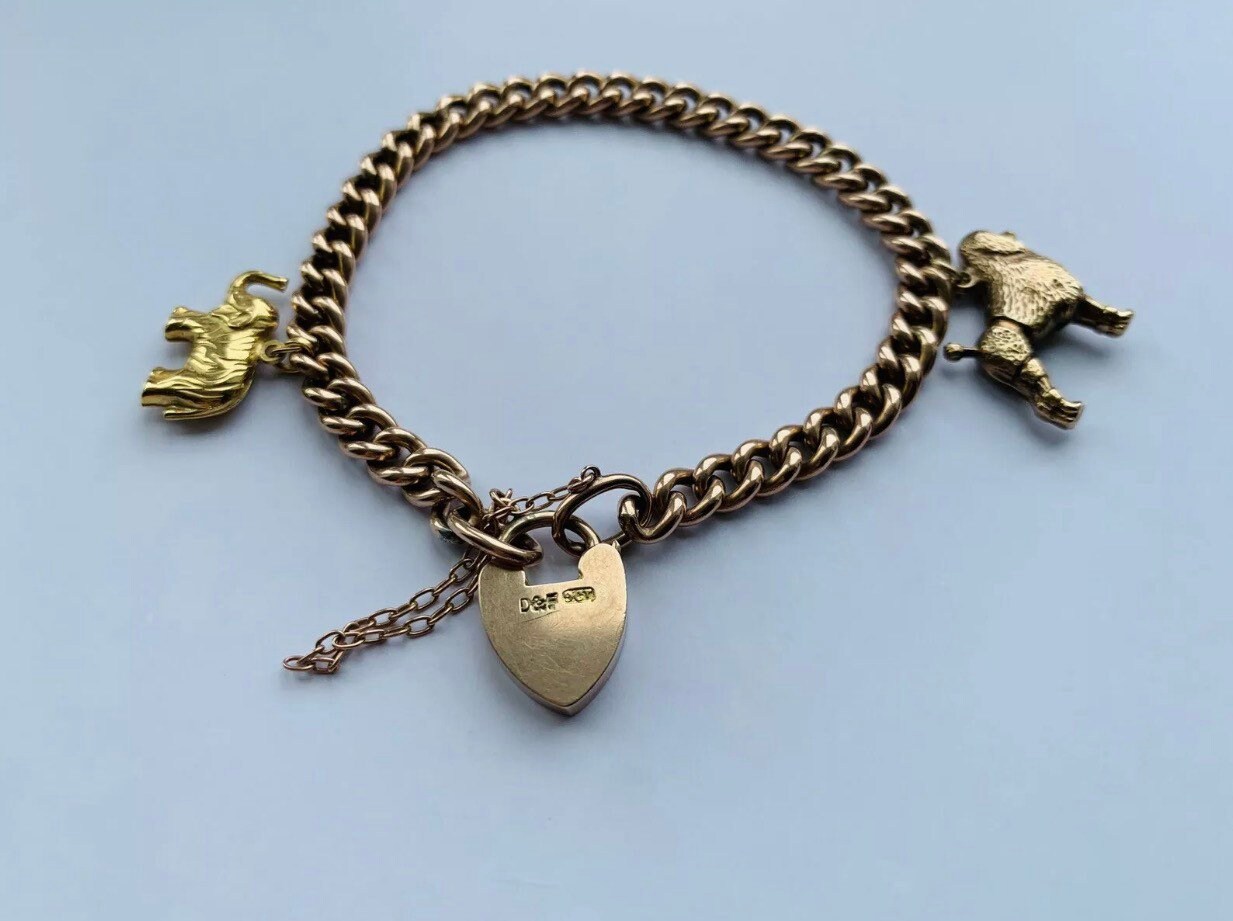 Pulsera victoriana con candado y dijes de oro rosa de 9 qt con dijes de oro de 9 qt en una cadena de bordillo
