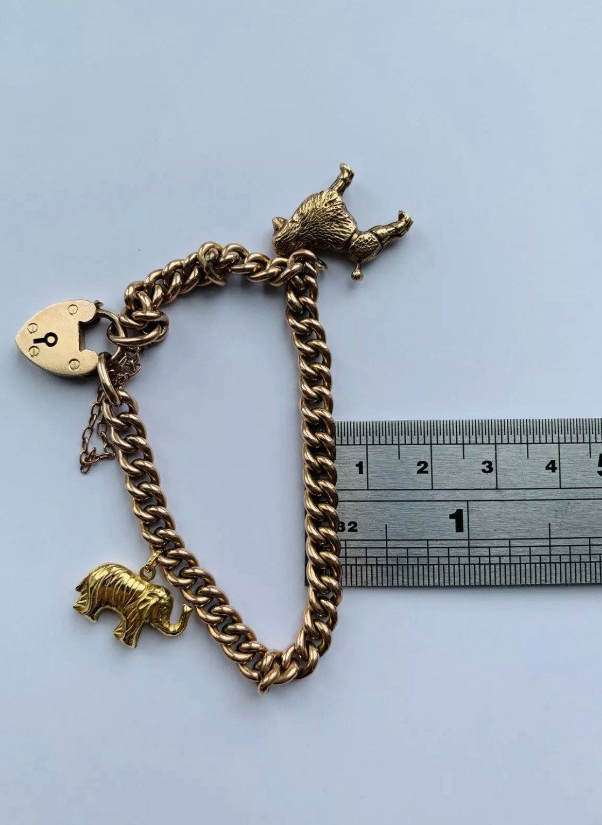 Pulsera victoriana con candado y dijes de oro rosa de 9 qt con dijes de oro de 9 qt en una cadena de bordillo