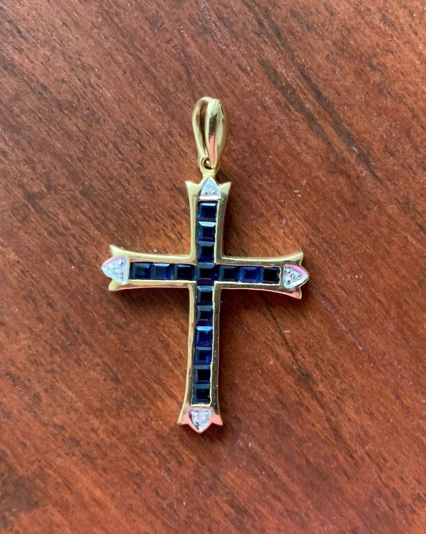 Colgante vintage de cruz de diamantes y zafiros de oro de 18 quilates