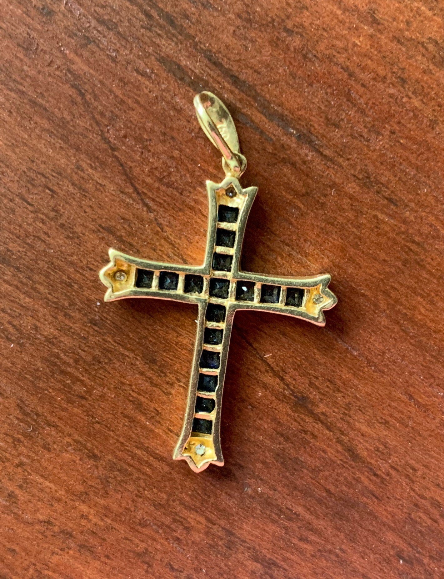 Colgante vintage de cruz de diamantes y zafiros de oro de 18 quilates