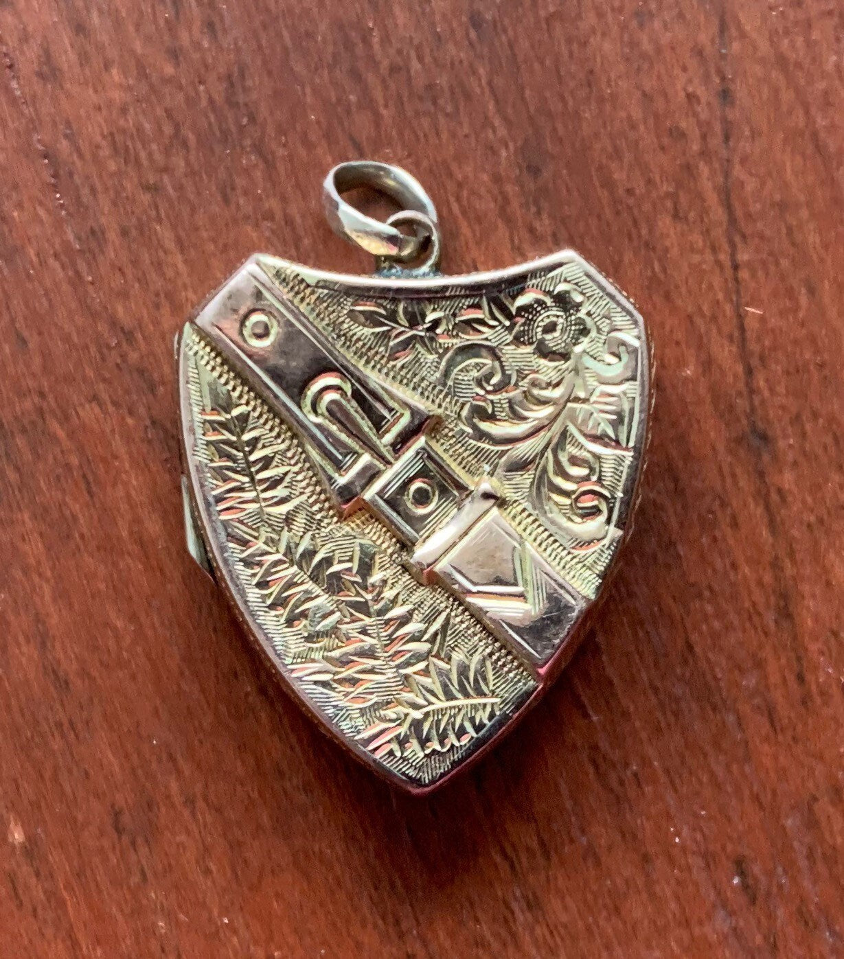 Medallón antiguo con escudo y hebilla de oro amarillo de 9 quilates