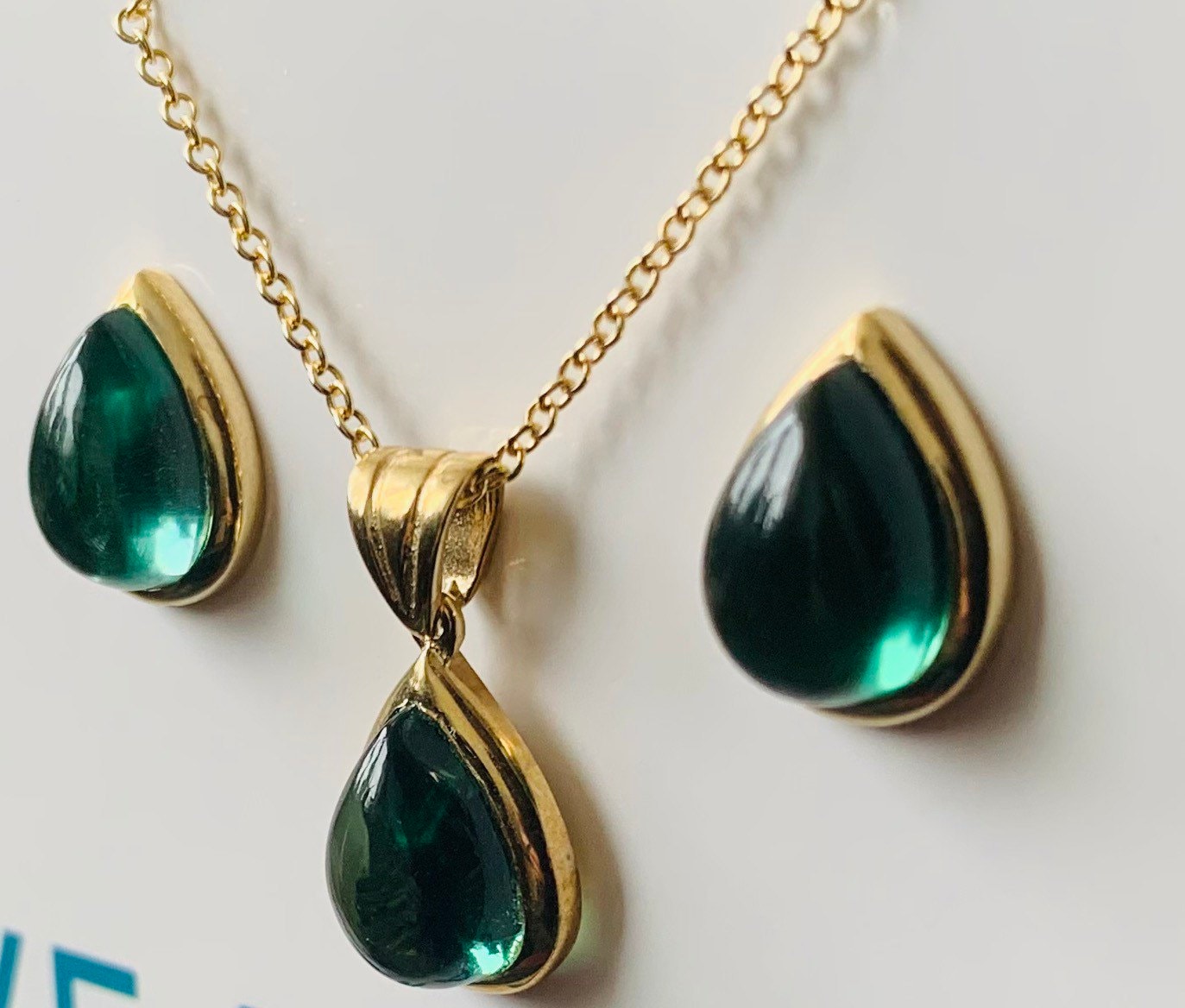 Aretes de fluorita verde cabujón en forma de pera de oro amarillo macizo de 9 k