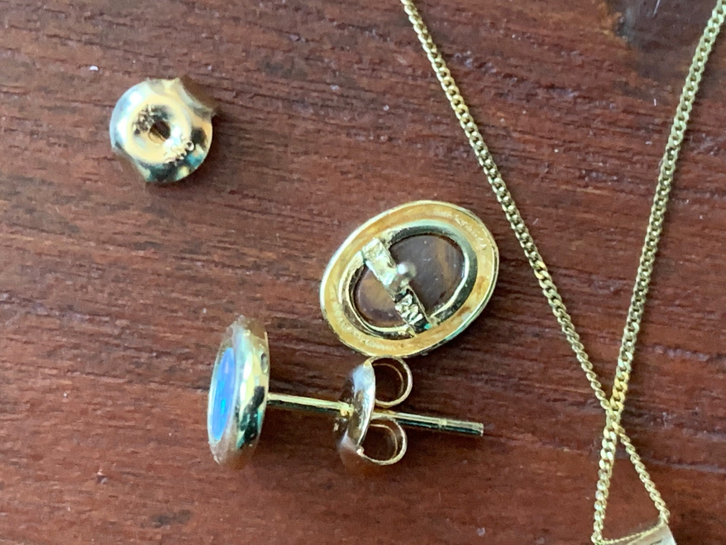 Aretes y colgante vintage de ópalo de oro de 14 k en una cadena de oro de 9 k