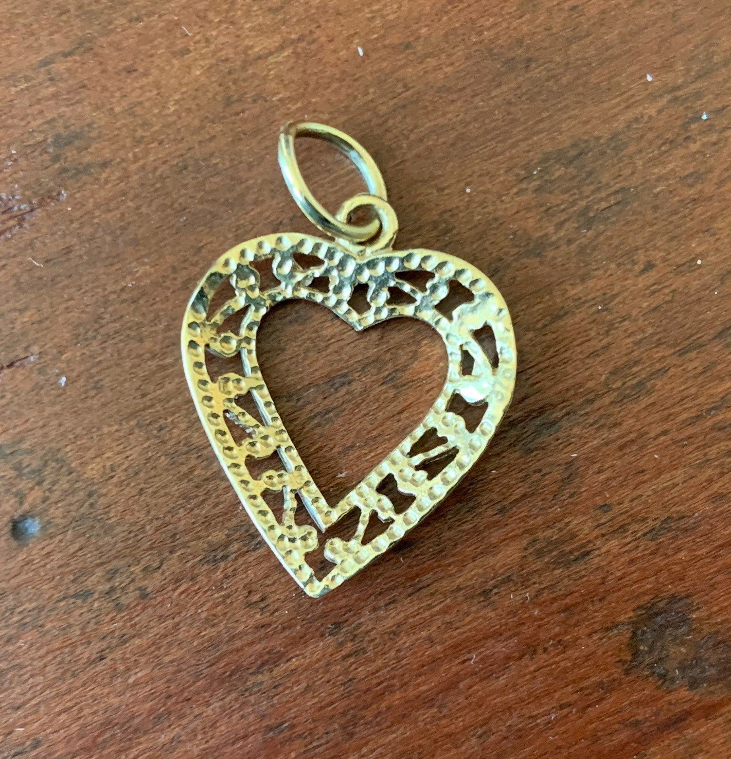 Colgante de corazón calado de oro amarillo vintage de 9 quilates