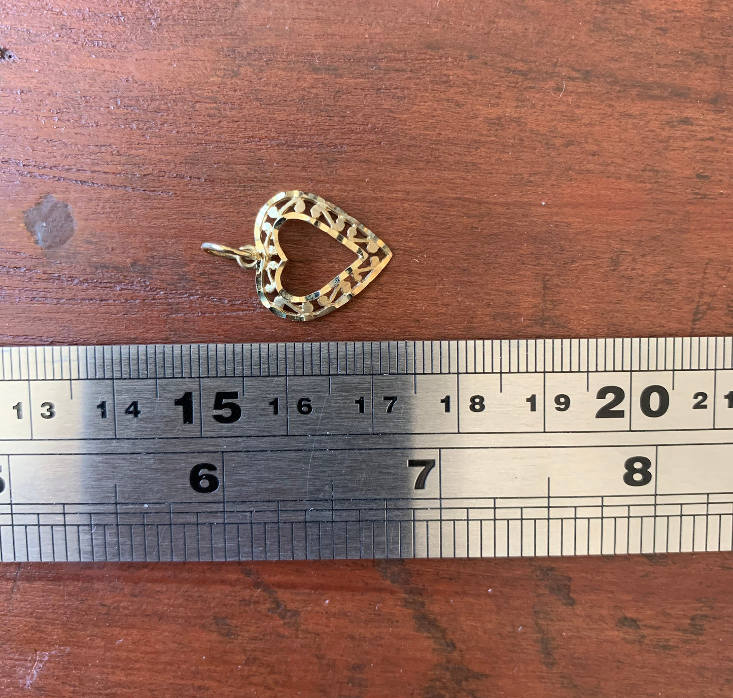 Colgante de corazón calado de oro amarillo vintage de 9 quilates