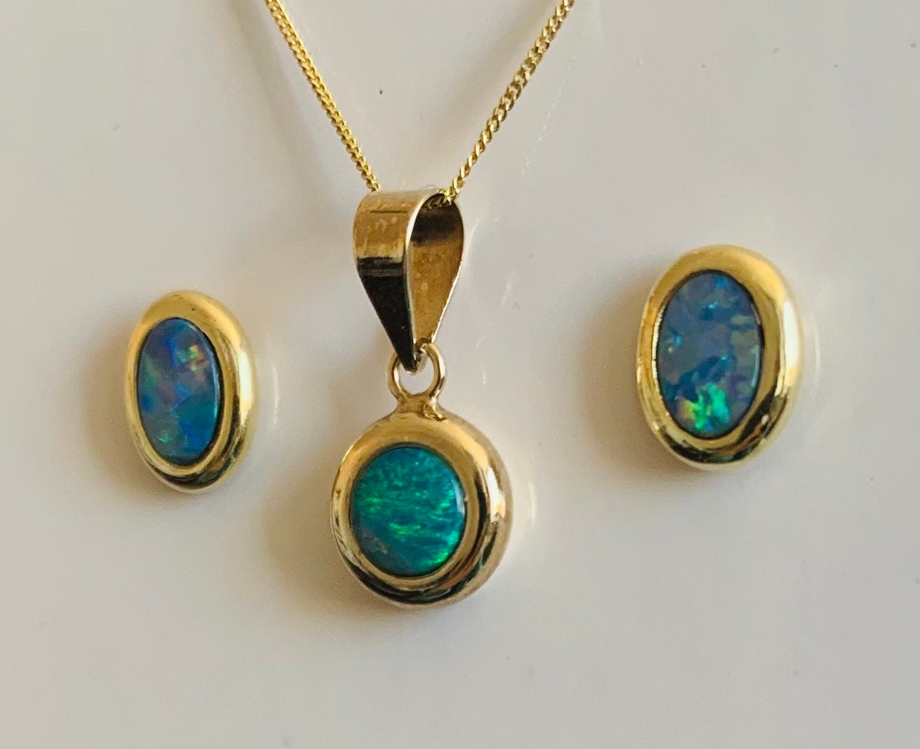 Aretes y colgante vintage de ópalo de oro de 14 k en una cadena de oro de 9 k