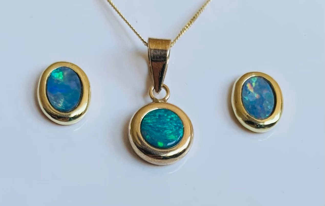 Aretes y colgante vintage de ópalo de oro de 14 k en una cadena de oro de 9 k