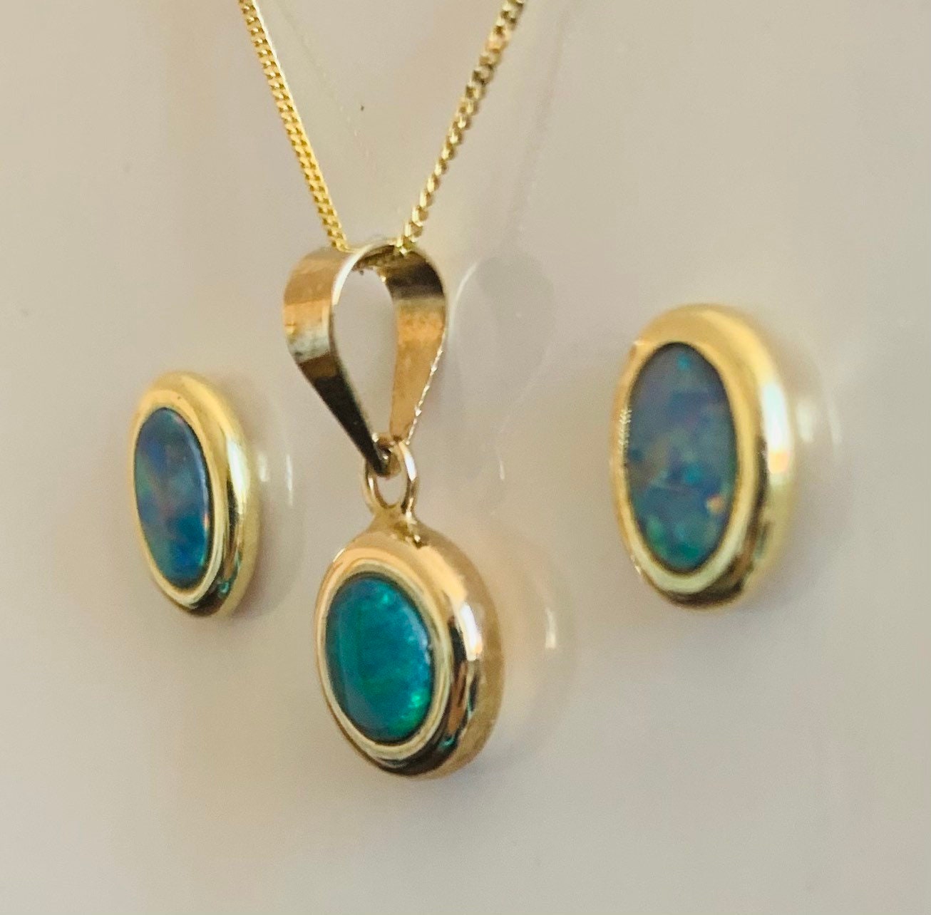 Aretes y colgante vintage de ópalo de oro de 14 k en una cadena de oro de 9 k