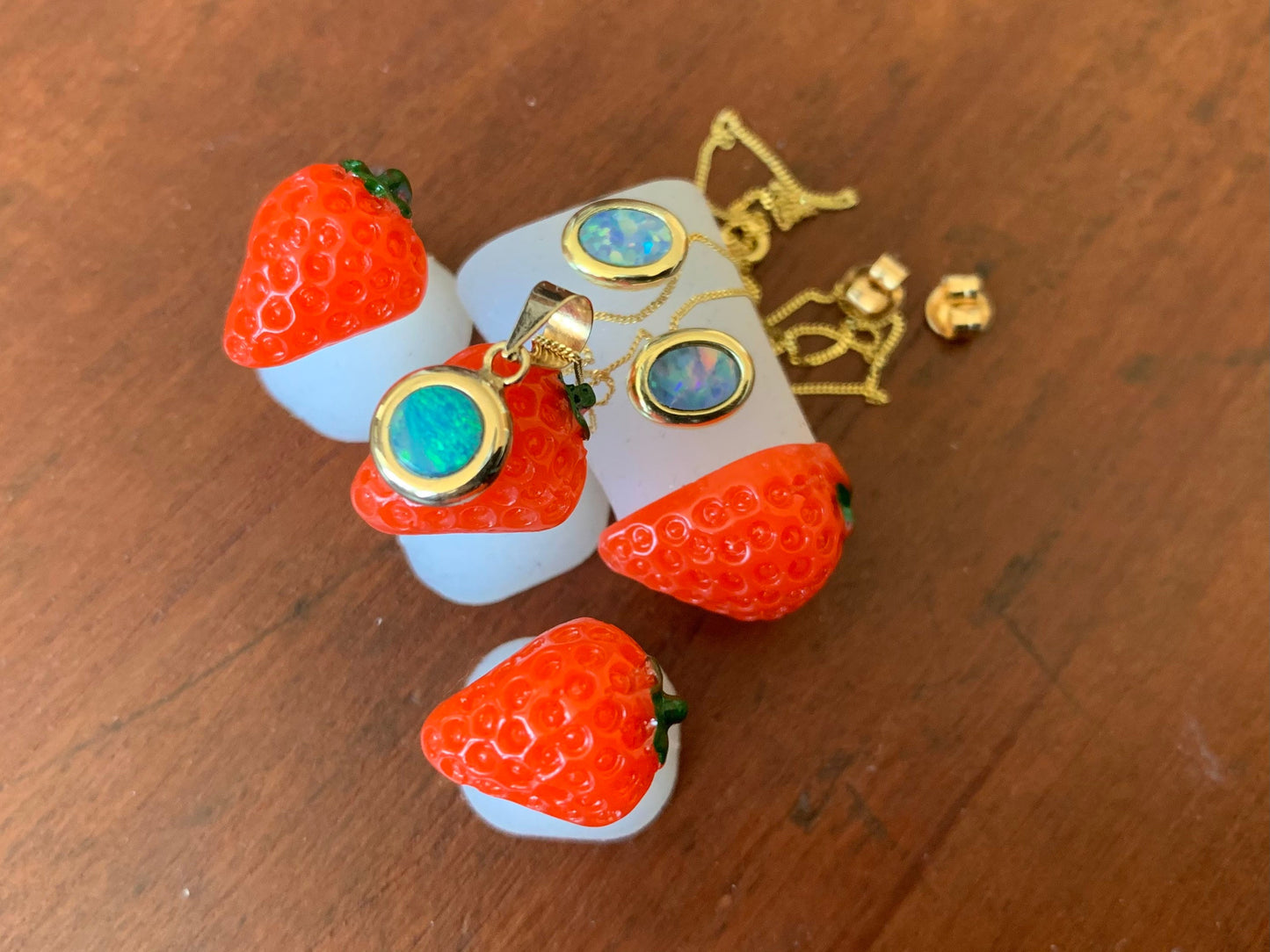 Aretes y colgante vintage de ópalo de oro de 14 k en una cadena de oro de 9 k