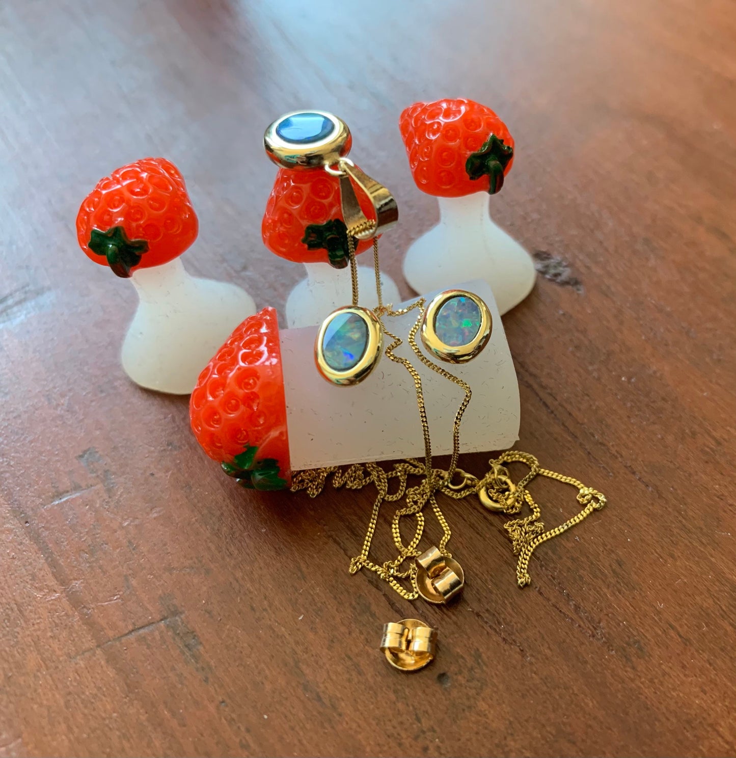 Aretes y colgante vintage de ópalo de oro de 14 k en una cadena de oro de 9 k