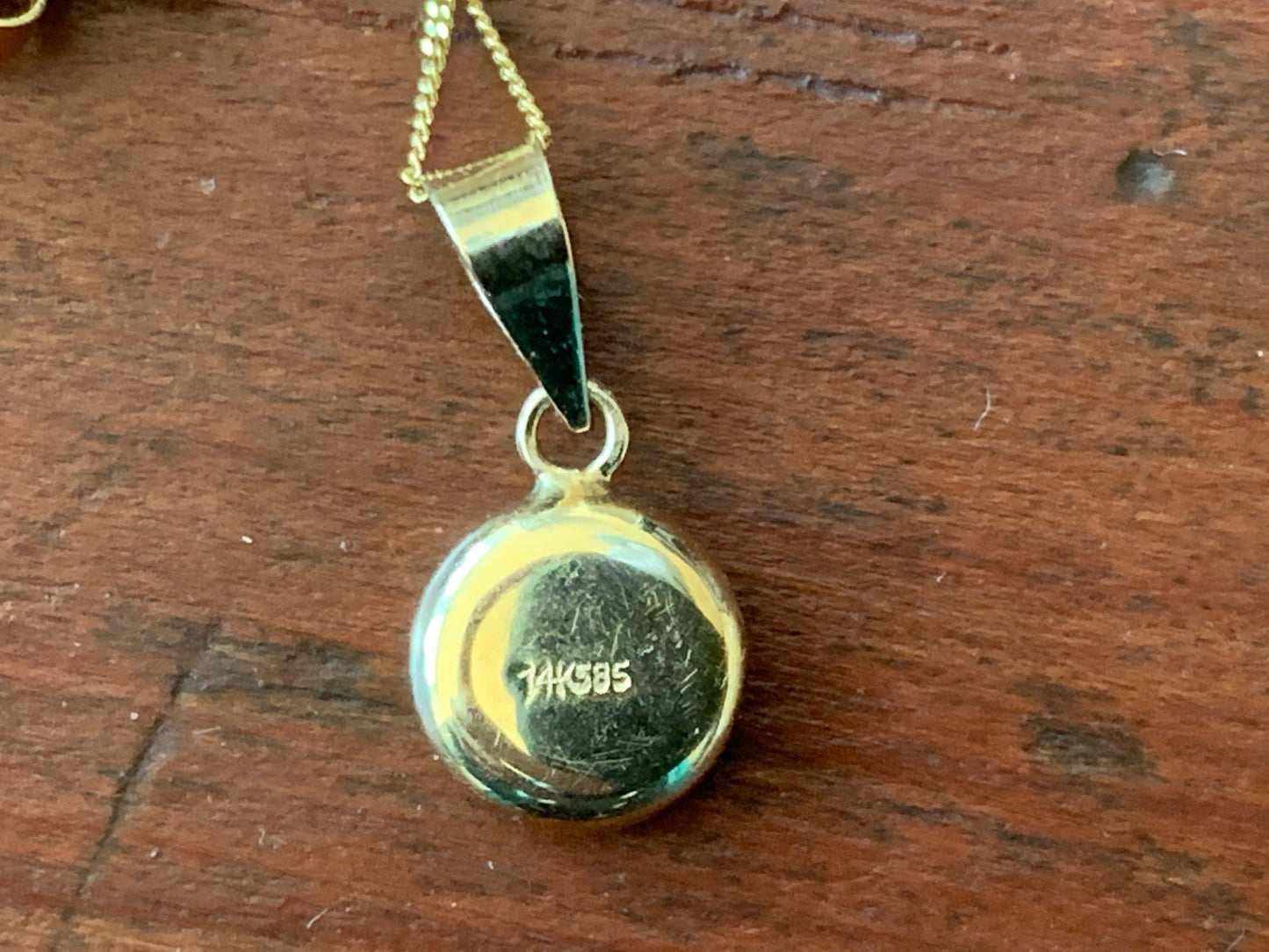 Aretes y colgante vintage de ópalo de oro de 14 k en una cadena de oro de 9 k