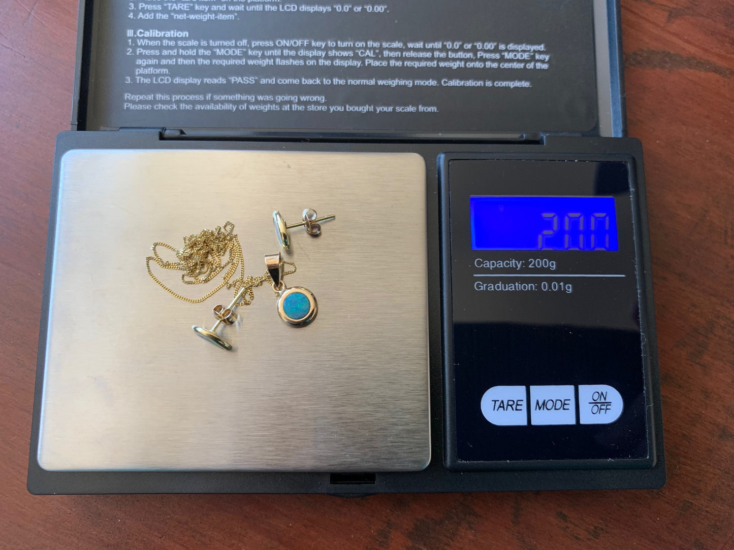 Aretes y colgante vintage de ópalo de oro de 14 k en una cadena de oro de 9 k