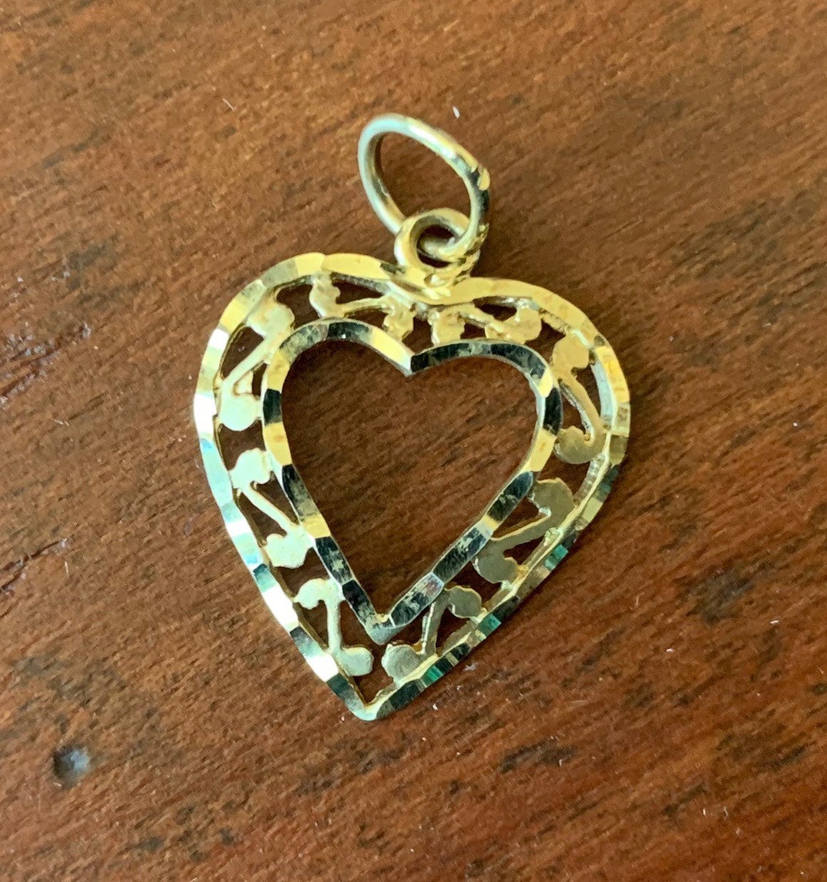 Colgante de corazón calado de oro amarillo vintage de 9 quilates