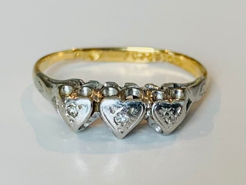 Anillo antiguo de oro de 18 quilates y platino con tres corazones y diamantes, talla UK K 1/2, US 5 1/2