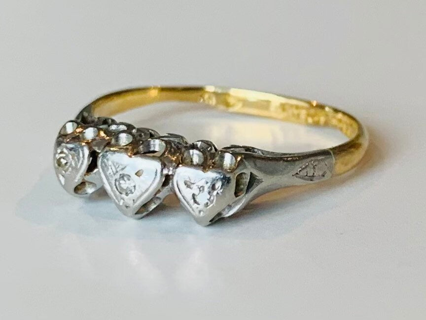 Anillo antiguo de oro de 18 quilates y platino con tres corazones y diamantes, talla UK K 1/2, US 5 1/2