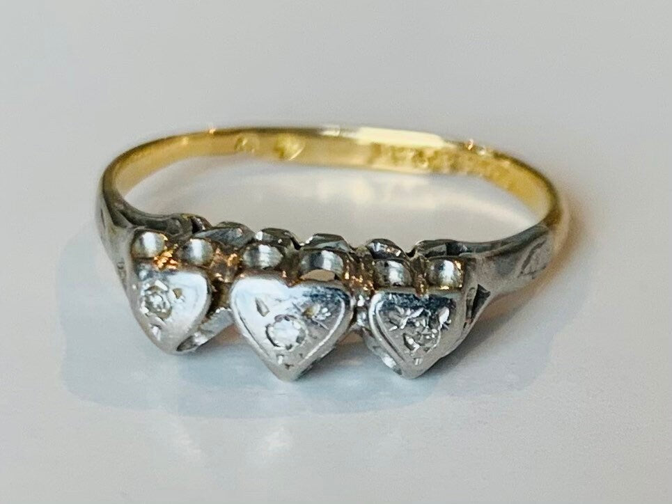 Anillo antiguo de oro de 18 quilates y platino con tres corazones y diamantes, talla UK K 1/2, US 5 1/2