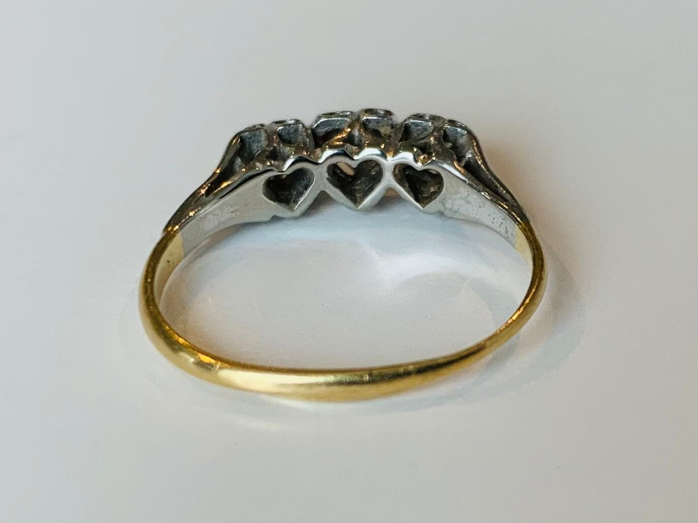 Anillo antiguo de oro de 18 quilates y platino con tres corazones y diamantes, talla UK K 1/2, US 5 1/2