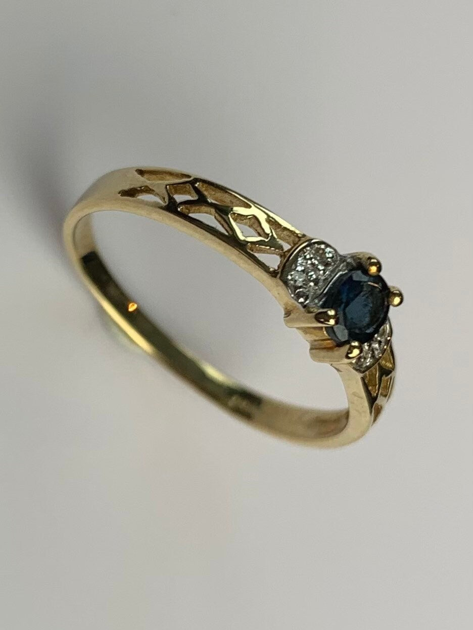 Vintage est. 0.30ct Sapphire and Diamond Ring set in 9ct Yellow Gold, size UK N, 6 3/4