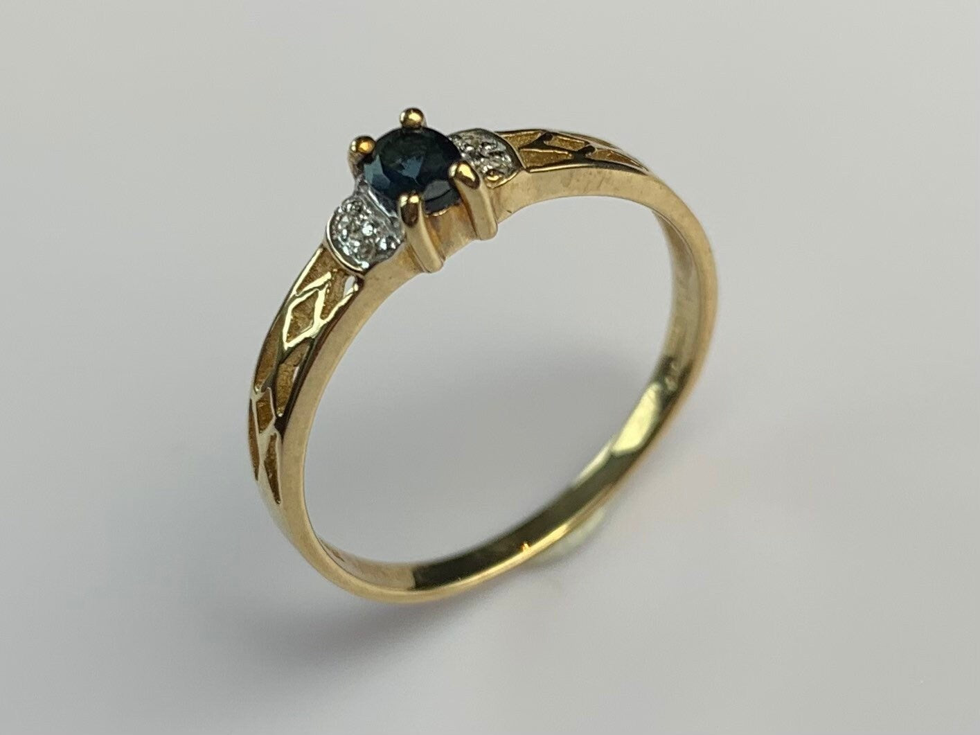 Vintage est. 0.30ct Sapphire and Diamond Ring set in 9ct Yellow Gold, size UK N, 6 3/4