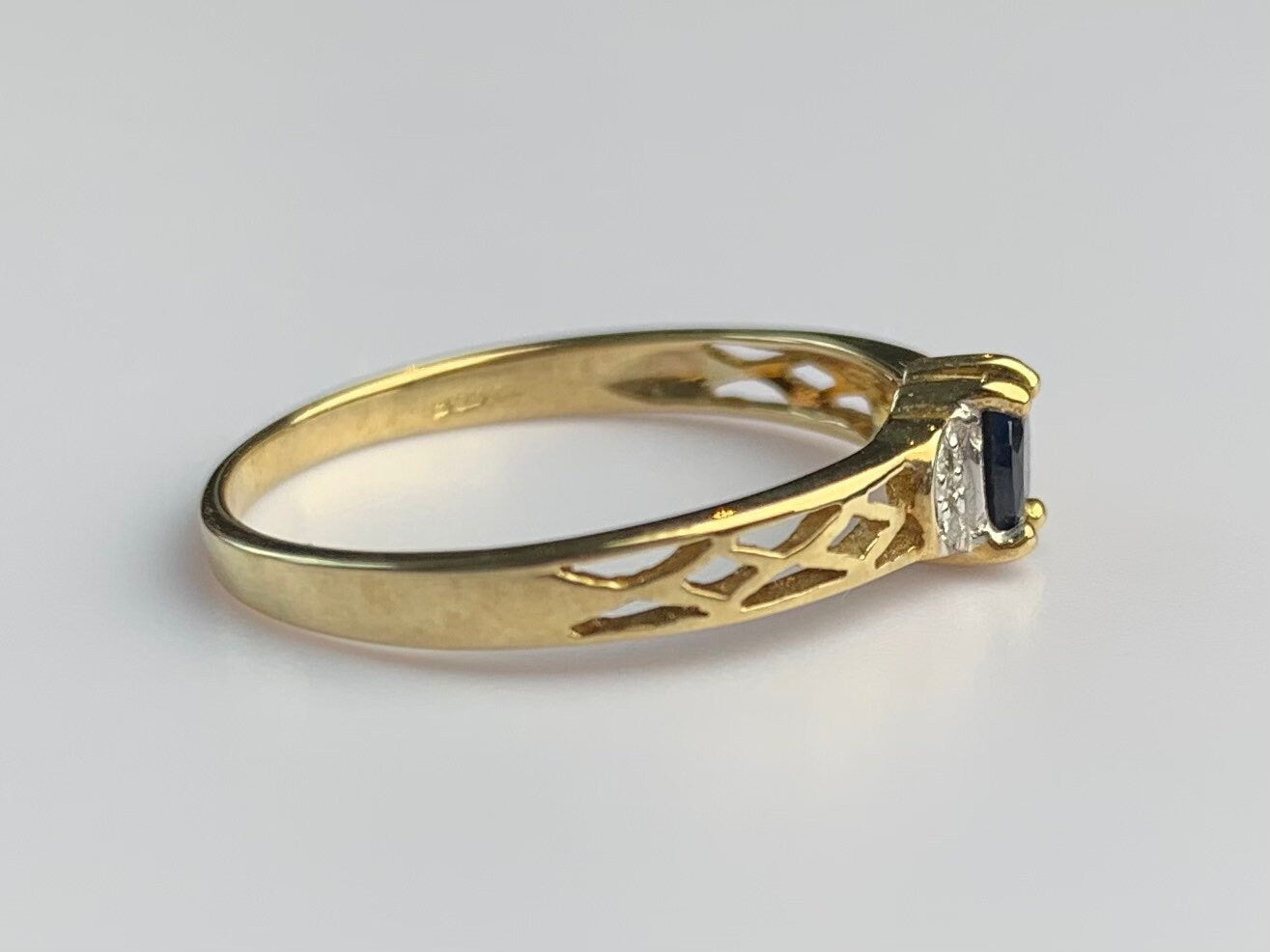Vintage est. 0.30ct Sapphire and Diamond Ring set in 9ct Yellow Gold, size UK N, 6 3/4