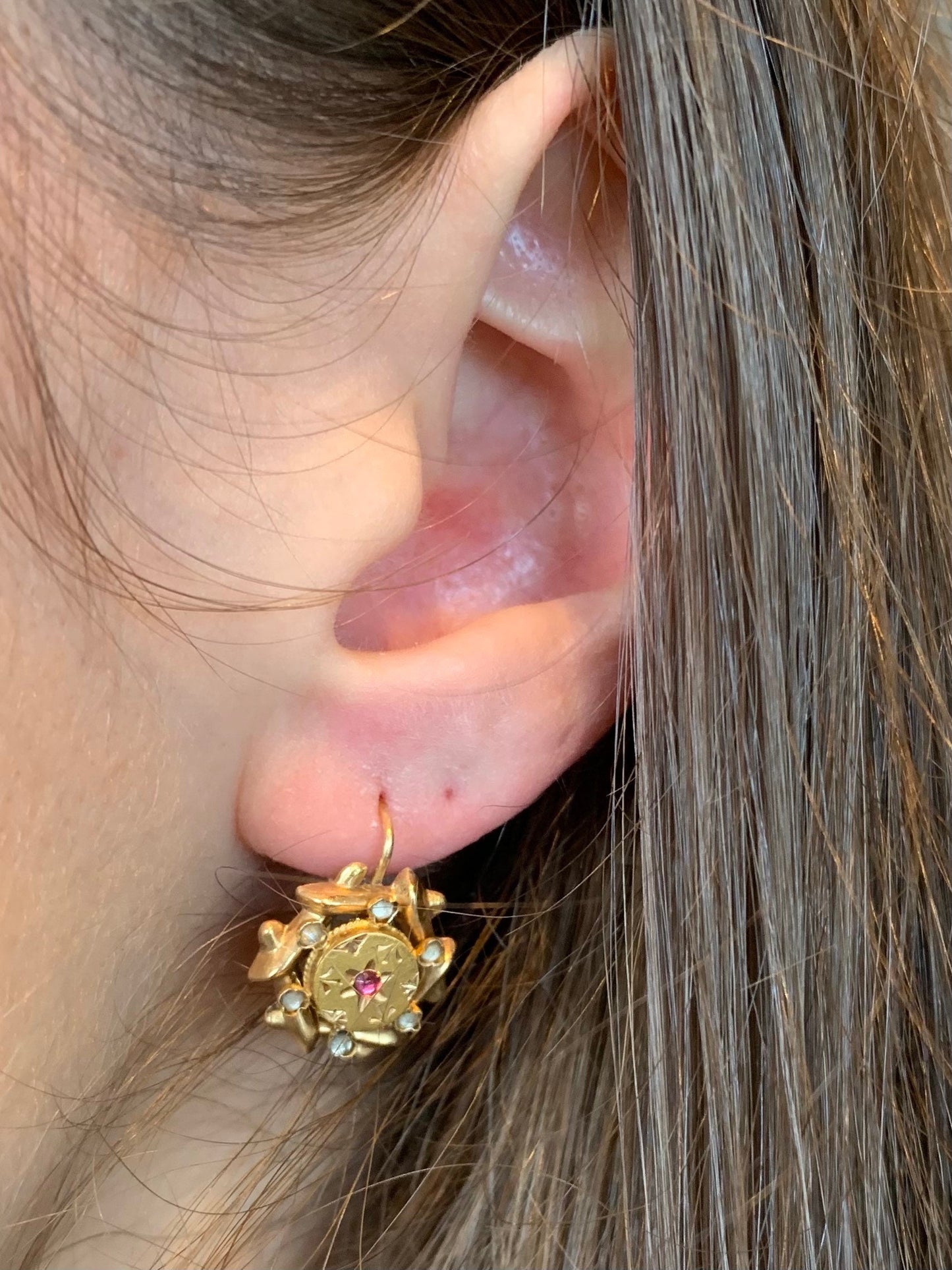 Pendientes colgantes victorianos antiguos de oro amarillo de 18 quilates con rubíes y diamantes de imitación