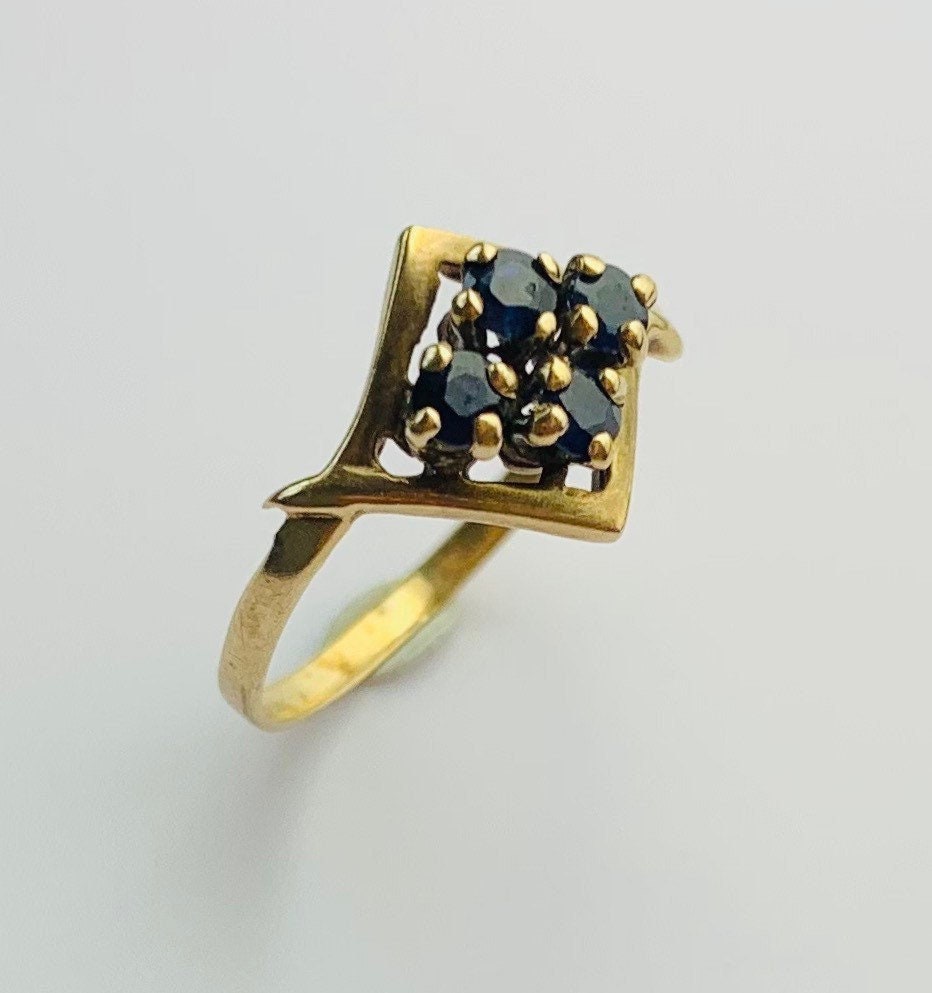 Vintage 0.6ct Sapphire Ring set in 9ct Yellow Gold, Size UK J, US 4 3/4